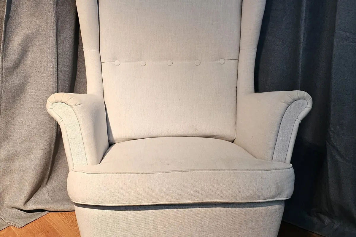 Sillón tapizado vacío en primer plano