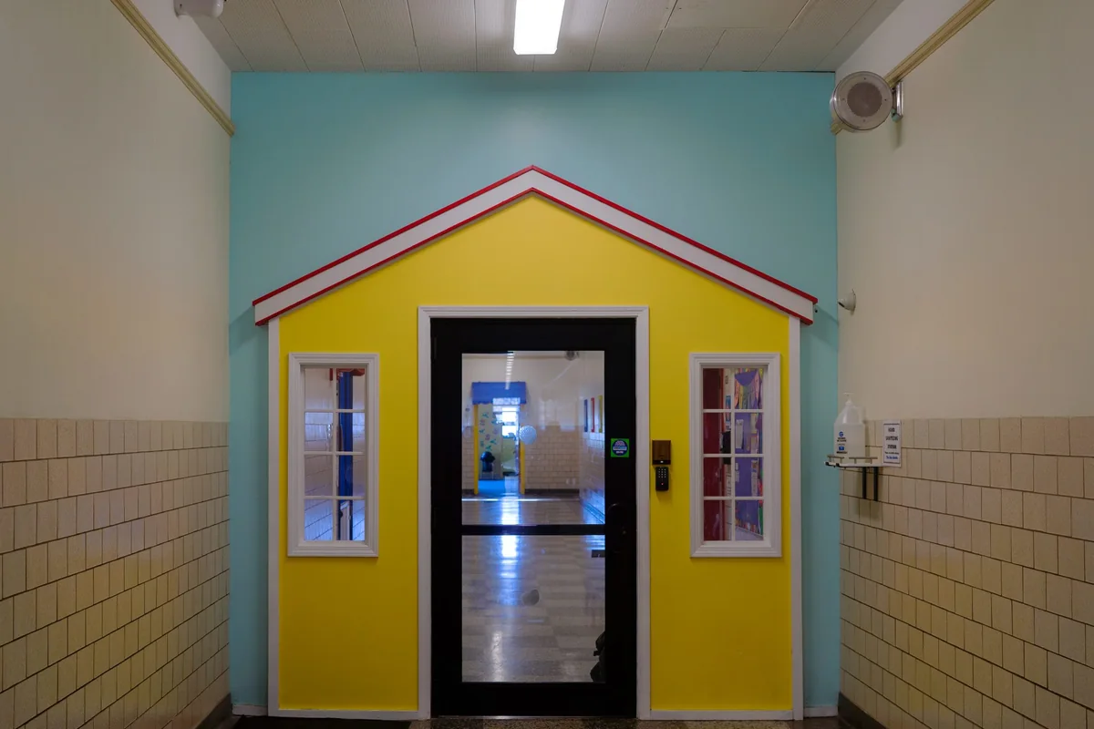 Puerta de un colegio infantil vista desde el exterior