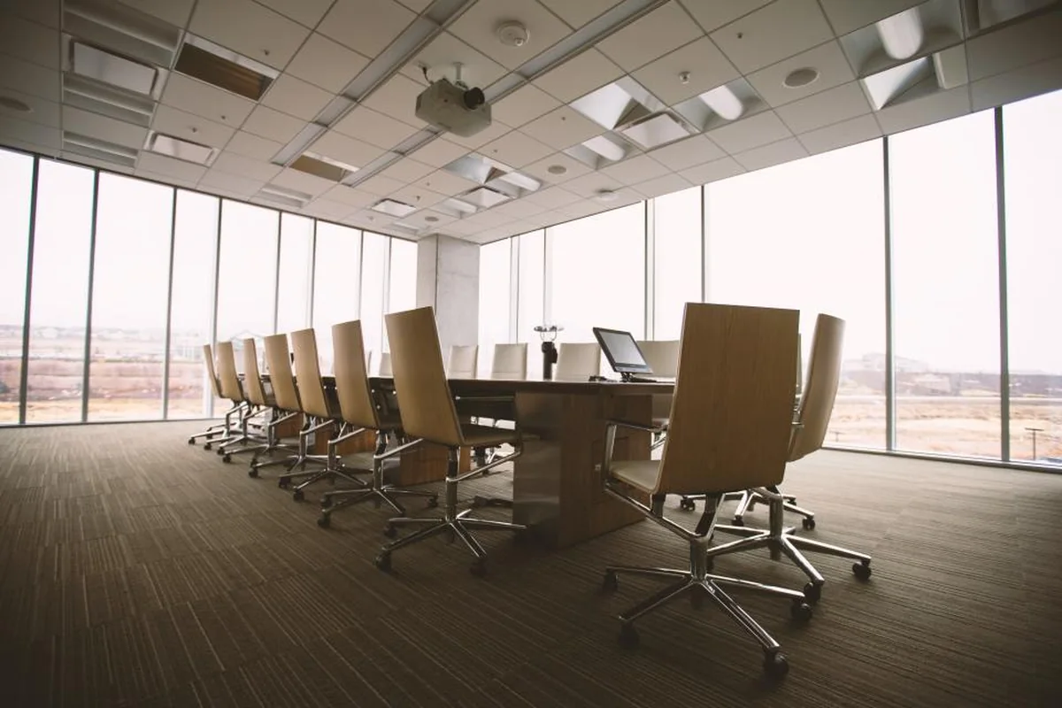 Sala de reuniones amplia y vacía con grandes ventanales