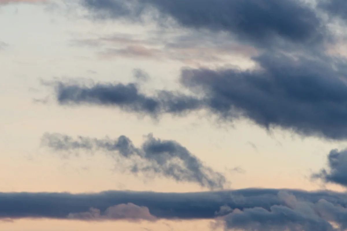 Cielo con nubes en tonos pastel al atardecer