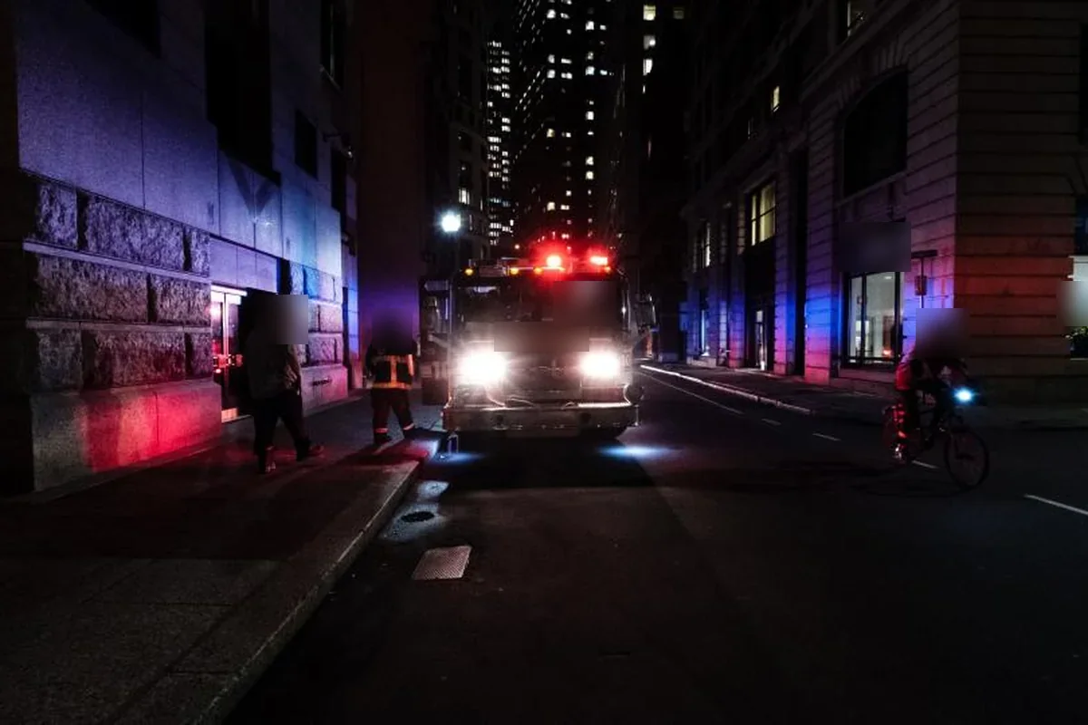 Camión de bomberos con las luces de emergencia encendidas en una calle de ciudad de noche