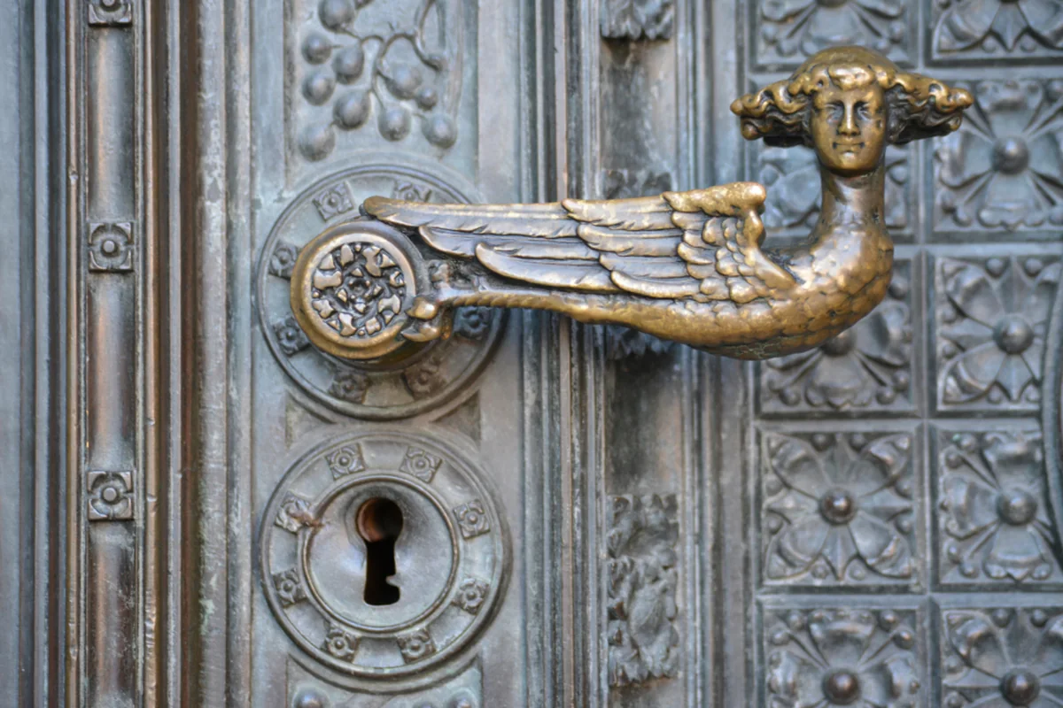 Cerradura antigua en una puerta de madera