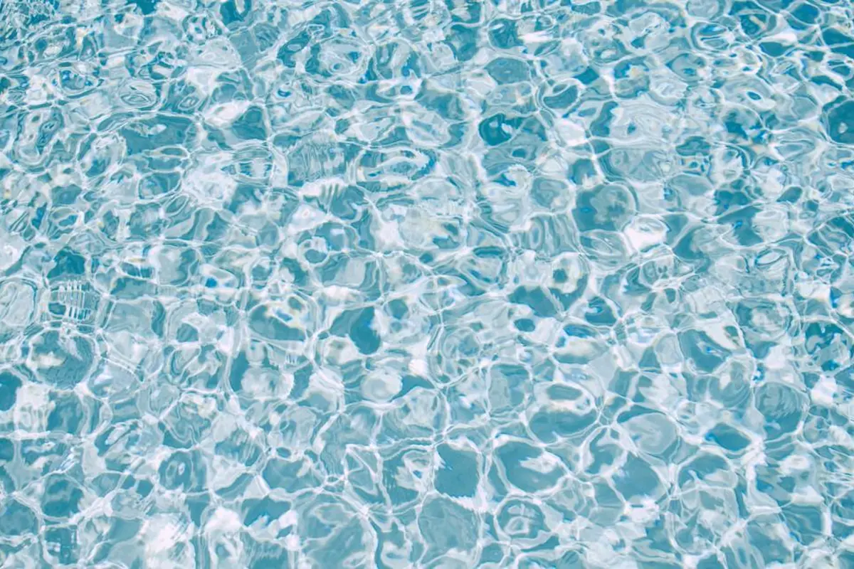 Superficie de agua con reflejos de luz formando una textura ondulante