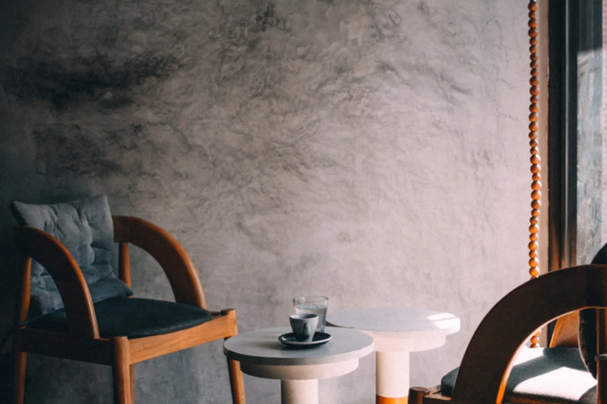 Mesa y sillas junto a una ventana con luz cálida