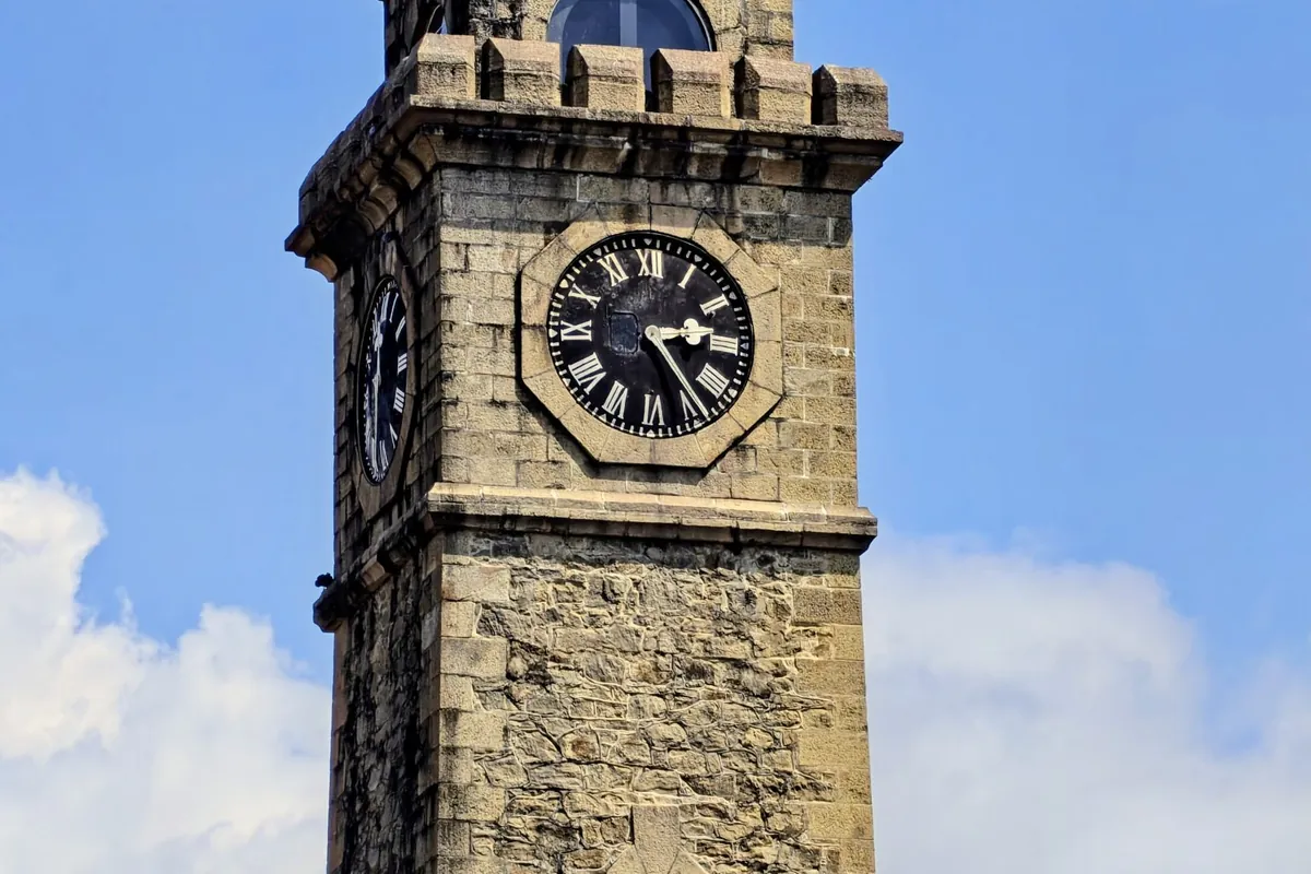 Vista de cerca de una torre de reloj antigua