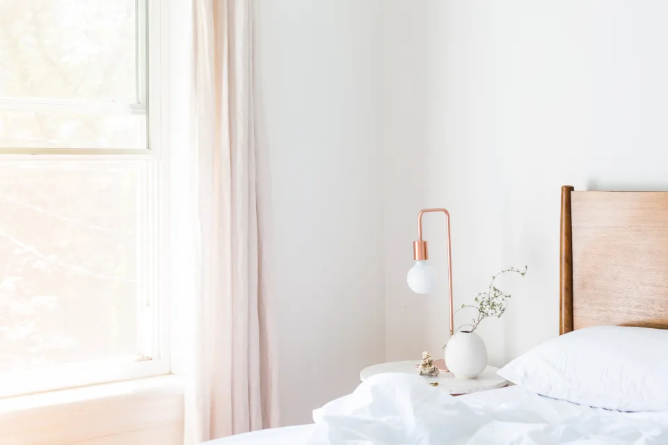 Dormitorio luminoso por la mañana con la cama sin hacer