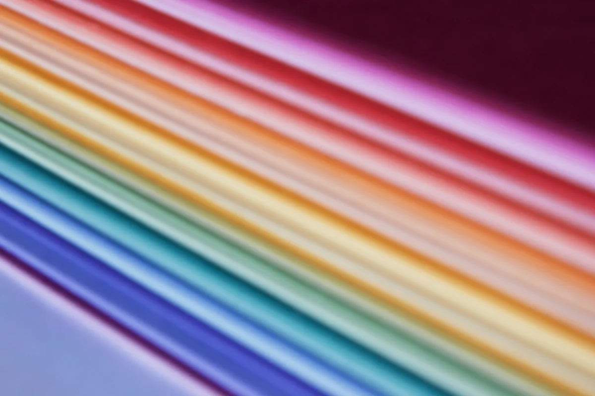 Franjas diagonales de colores rojo, naranja, amarillo, verde, azul y violeta, ligeramente desenfocadas