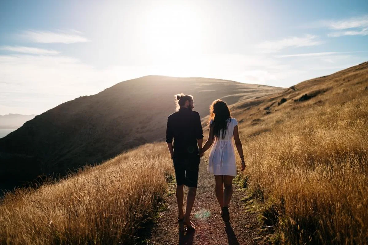 Pareja caminando juntos al atardecer