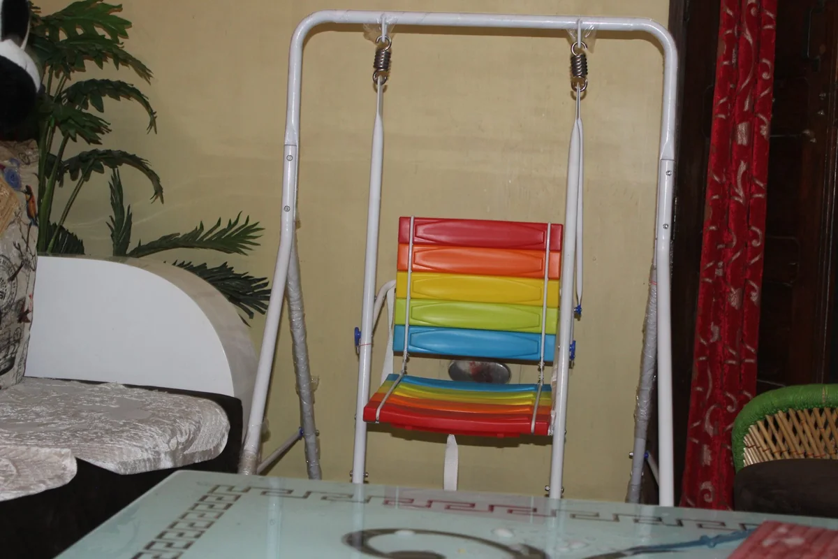 Columpio infantil de colores en un espacio interior