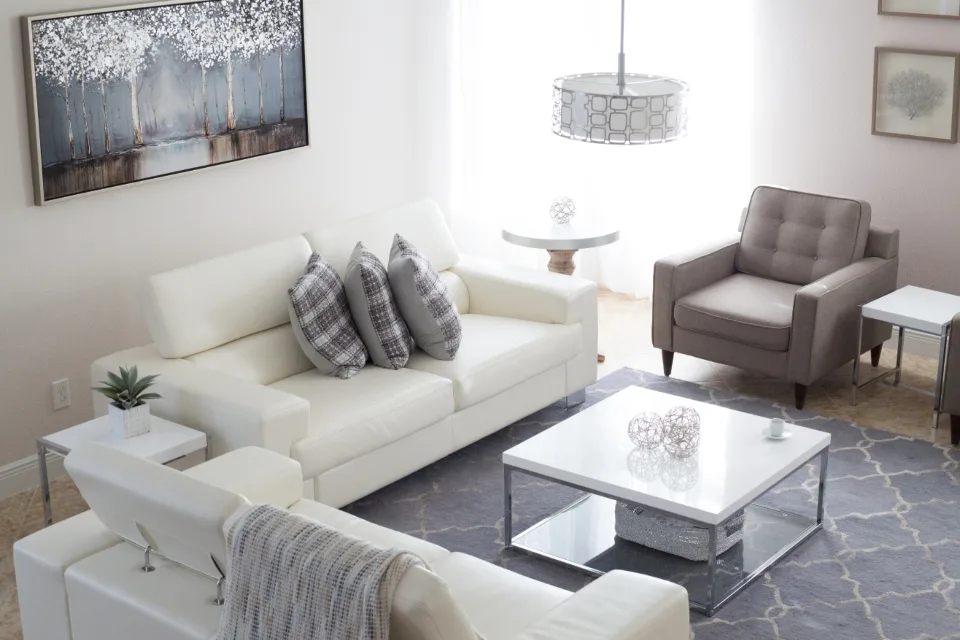 Salón luminoso con dos sofás enfrentados alrededor de una mesa