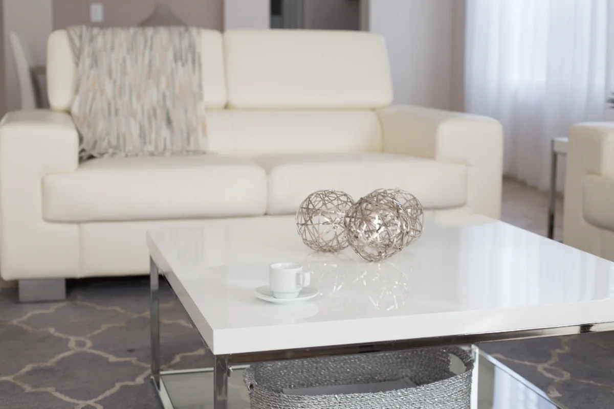 Sofá y mesa de café en un salón luminoso
