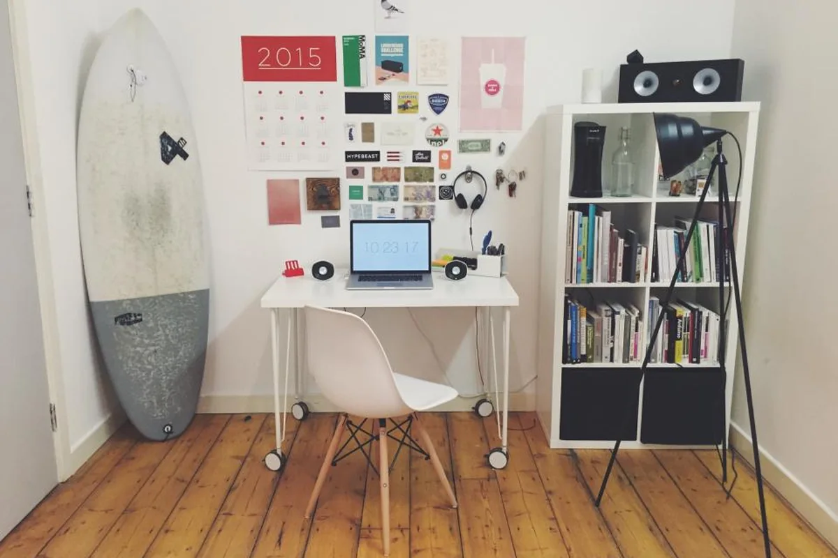 Escritorio en una habitación juvenil con un ordenador portátil